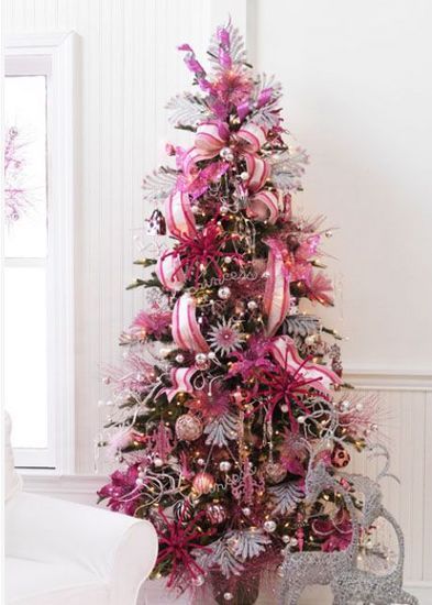 arbol de navidad decorado en rosa