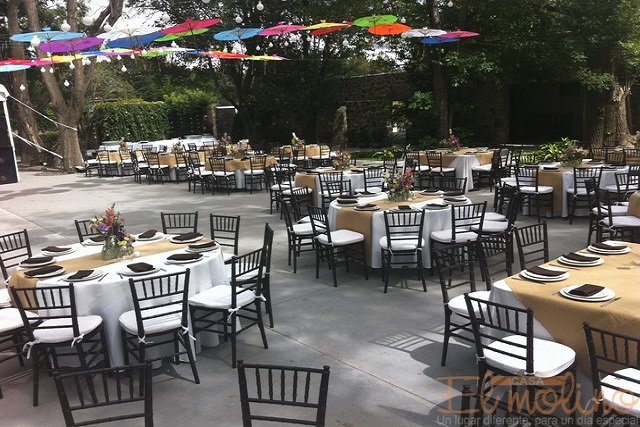 Decoracion de mesas de invitados en 15 años sencillos