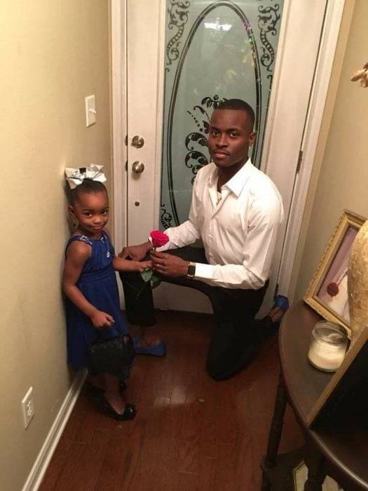 padre e hijas frente al portico de la puerta