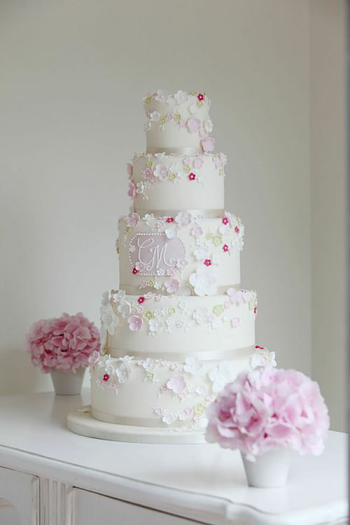 Tarta nupcial con fondant de flores