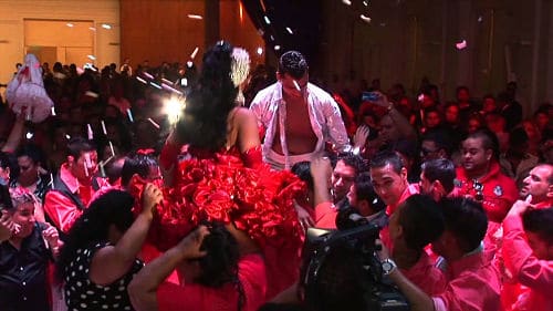 Novios gitanos a hombros