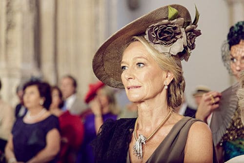 Pamela con flor para madre de una novia