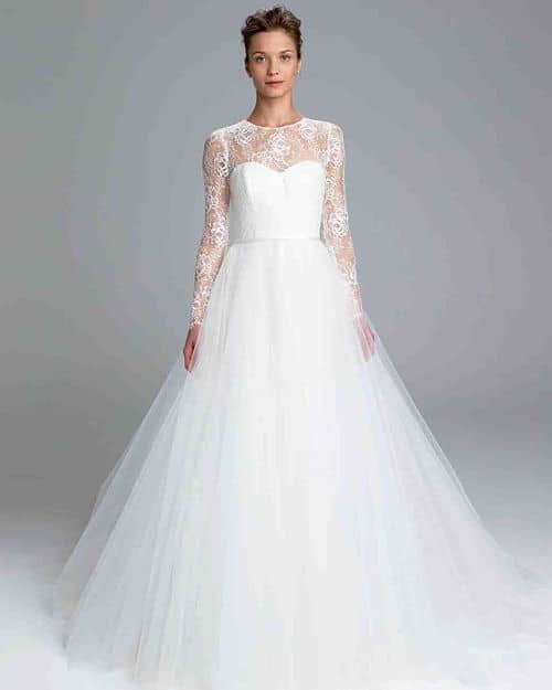 Vestido de tull y encaje sobre los brazos para novia