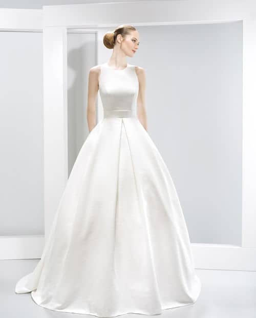 Vestido voluminoso y sencillo novia embarazada